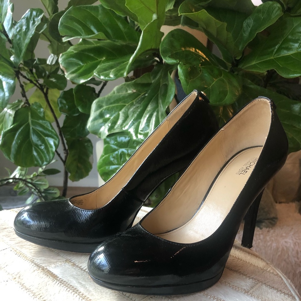 Like new condition. Classic black textured patent leather finish.